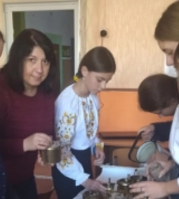 У громаді на Волині гімназисти роблять окопні свічки для захисників 