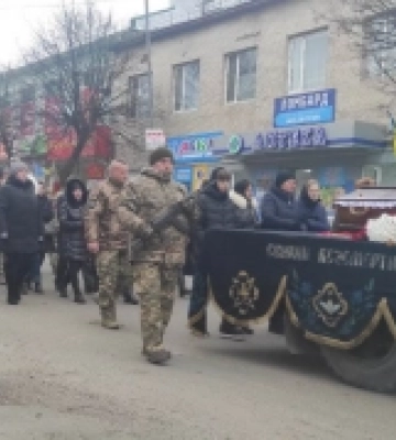 Прощалися під звуки сирени: у Рожищі в останню дорогу провели захисника Тараса Меліса. ФОТО, ВІДЕО