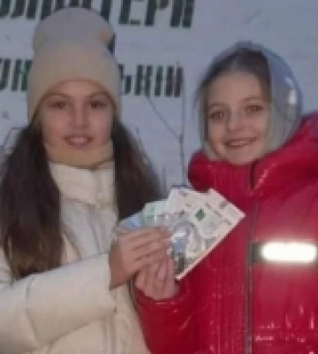 Школярки з Дубна продавали власноруч виготовлені прикраси на підтримку ЗСУ