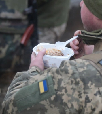 «Смакували домашнім хлібчиком»: як воїни волинської бригади обідають на передовій