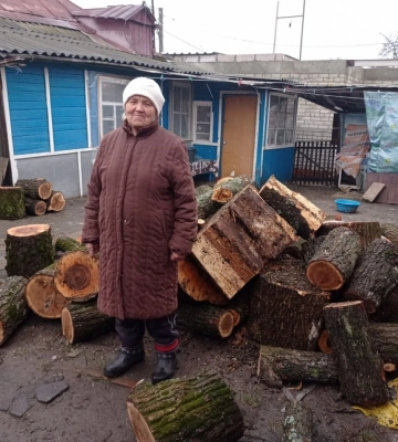 Жителям Харькова начали выдавать дрова для отопления