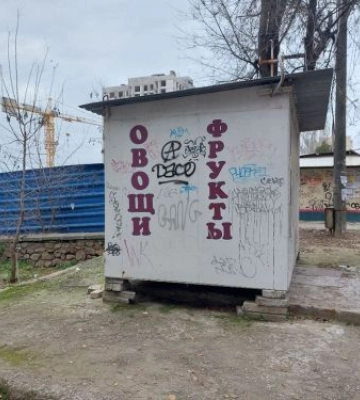 У Запоріжжі демонтували незаконний кіоск, в якому торгували овочами - фото