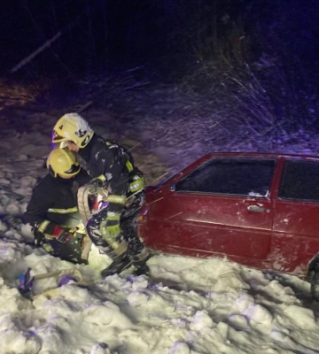 На Волині автівка з двома людьми злетіла у кювет і перевернулася на дах