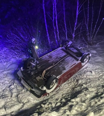На Волині автівка з двома людьми злетіла у кювет і перевернулася на дах