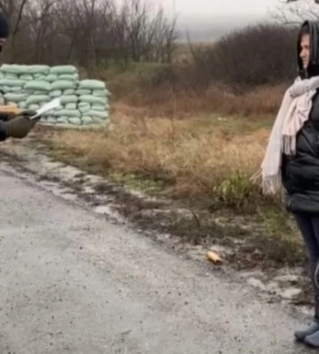 З однією маленькою сумкою: у Мелітополі окупанти примусово виселили жінку