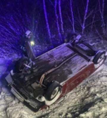 На Ковельщині вночі на засніженій трасі перекинулася автівка