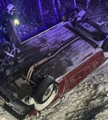 На Волині автівка з двома людьми злетіла у кювет і перевернулася на дах