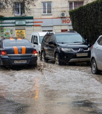 Севастополь та Євпаторію накрили зливи, підтоплені вулиці