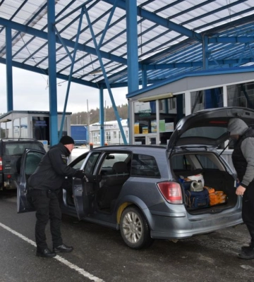 На кордонах України в чергах стоять сотні авто: чи є затори на виїзд з Волині