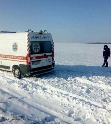 На Львівщині застрягла карета швидкої, яка перевозила пацієнта з інсультом