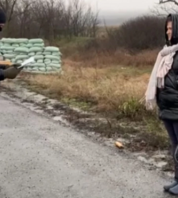 Мешканку Запорізької області окупанти вигнали з дому з однією сумкою - відео