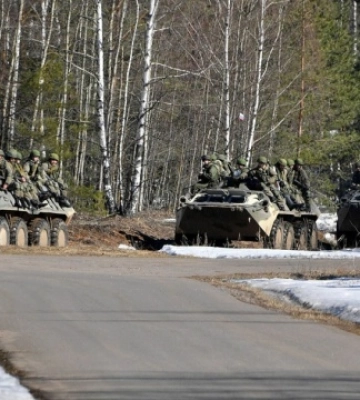 На кордон до Волині рухається колона військової техніки
