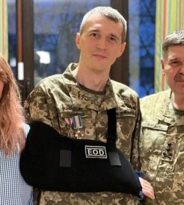 Воина Гудименко, получившего ранение на Харьковщине, наградили орденом "За мужество" и почетным нагрудным знаком "Стальной крест".&amp;hellip;