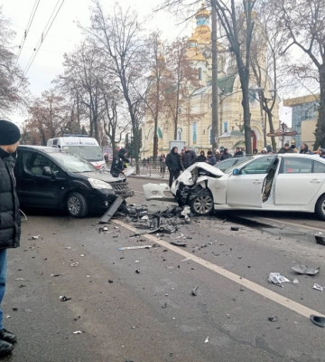 У центрі Рівного зіткнулись два легковики: рух частиною вулиці перекритий