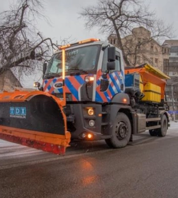 У Дніпрі водіїв закликають не заважати руху спецтехніки та прибрати автомобілі з узбіч