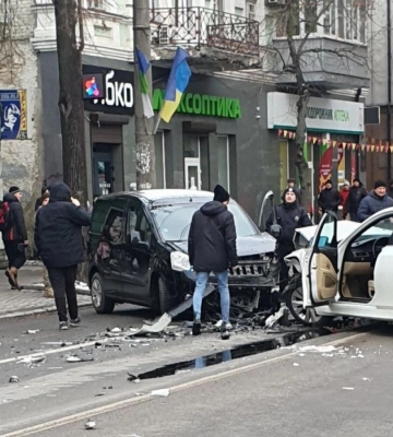 У центрі Рівного зіткнулись два легковики: рух частиною вулиці перекритий