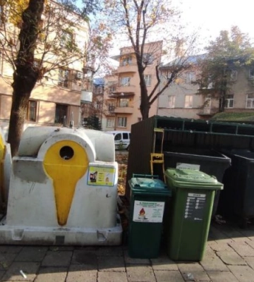 У Львові викрали контейнер для збирання бляшанок для шанцевих свічок, який легко розпізнати