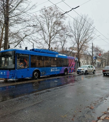У Миколаєві поліцейське авто врізалось у тролейбус