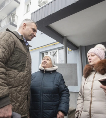 Киевляне возвращаются в восстановленный после ракетных обстрелов дом на Богатырской