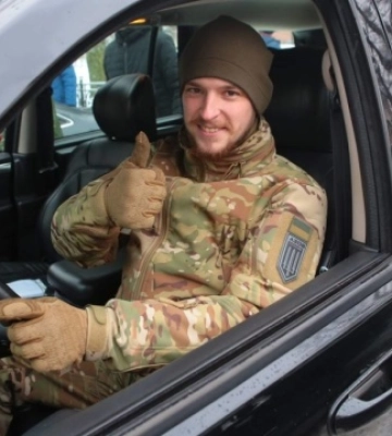 Зі Львівщини для підрозділів полку «Азов» передали позашляховики та «швидку»