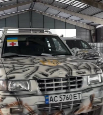 Волинські волонтери показали, як на зиму «перевдягають» авто