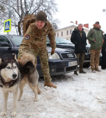 Зі Львівщини для підрозділів полку «Азов» передали позашляховики та «швидку»