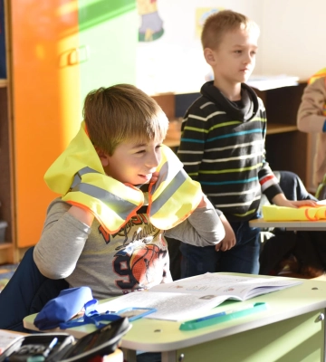 Їх тепер буде видно у темряві: школярам у Рівному роздали світловідбиваючі подарунки (ВІДЕО)