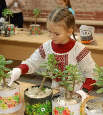 У Дніпрі вихованці закладів позашкілля висадили рослини у гільзи: тепер їх можна придбати за донат для ЗСУ