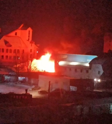 У Луцьку вночі горів склад будматеріалів. Відео