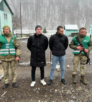 Закарпатські прикордонники затримали двох чоловіків з дитячими кругами для плавання