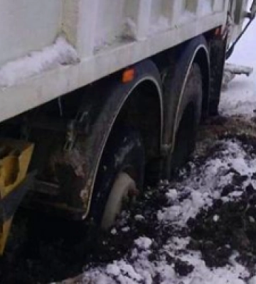На Львівщині рятувальники витягнули із снігових заметів пасажирський автобус та сміттєвоз