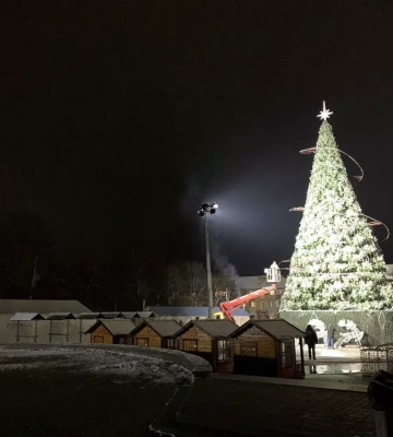У Бучі, яка пережила російську окупацію, встановили новорічну ялинку