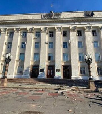 В ОП показали фото обстрелянного накануне здания Херсонской ОВА