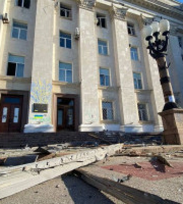 У Херсоні російські загарбники обстріляли будівлю ОДА