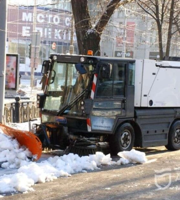 Дніпро повністю під контролем комунальників, які майже добу чистять місто від снігу