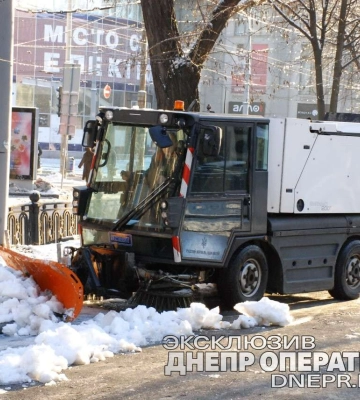 Роботи тривали всю ніч: як Дніпро справляється з наслідками негоди