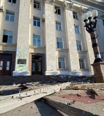 Оккупанты нанесли удар по зданию Херсонской ОВА: первые секунды после &quot;прилета&quot; показали на видео