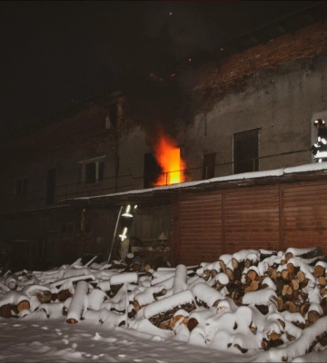 У Львові горів двоповерховий будинок, де були офіси: залучили понад 40 рятувальників, - ФОТО