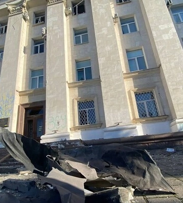 У Херсоні окупанти влучили у будівлю ОДА