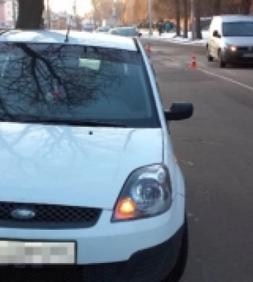 Потрапила під колеса на переході: у Рівному збили жінку
