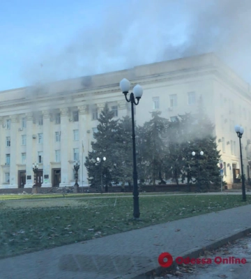 Окупанти вдарили по будівлі Херсонської ОВА 