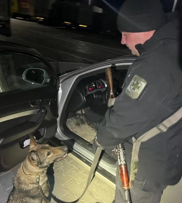 Собака прикордонників Одещини знайшла наркотики в автомобілі 38-річного чоловіка, - ФОТО