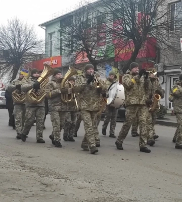 Прощалися під звуки сирени: у Рожищі в останню дорогу провели захисника Тараса Меліса. ФОТО, ВІДЕО