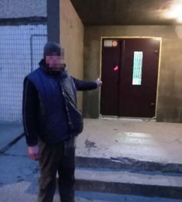 Пограбував біля під’їзду: у Вараші підозрюваному загрожує до десяти років за ґратами