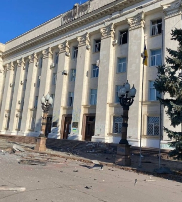 В ОП показали фото обстрелянного накануне здания Херсонской ОВА