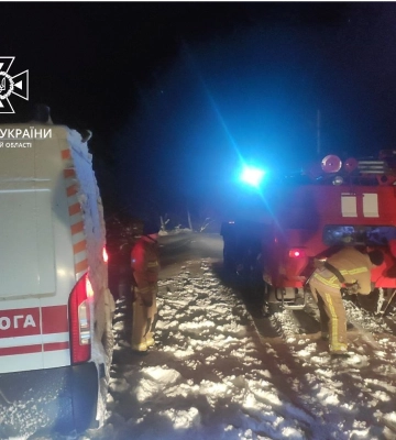 На Сумщині рятувальники двічі надавали допомогу в буксируванні “швидких» (відео)