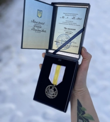 Волонтерка з Луцька Оля Валянік отримала нагороду від Залужного