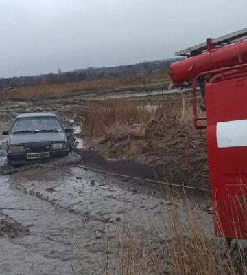 Запорізькі рятувальники продовжують визволяти людей на Дорозі життя - фото