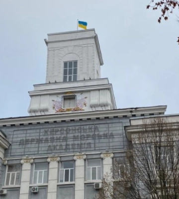 Над Херсонською морською академією підняли прапор України, який ховали від російських окупантів (ФОТО)