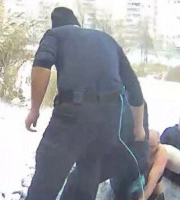В Киеве женщина вместе с собакой провалилась под лед: видео спасения